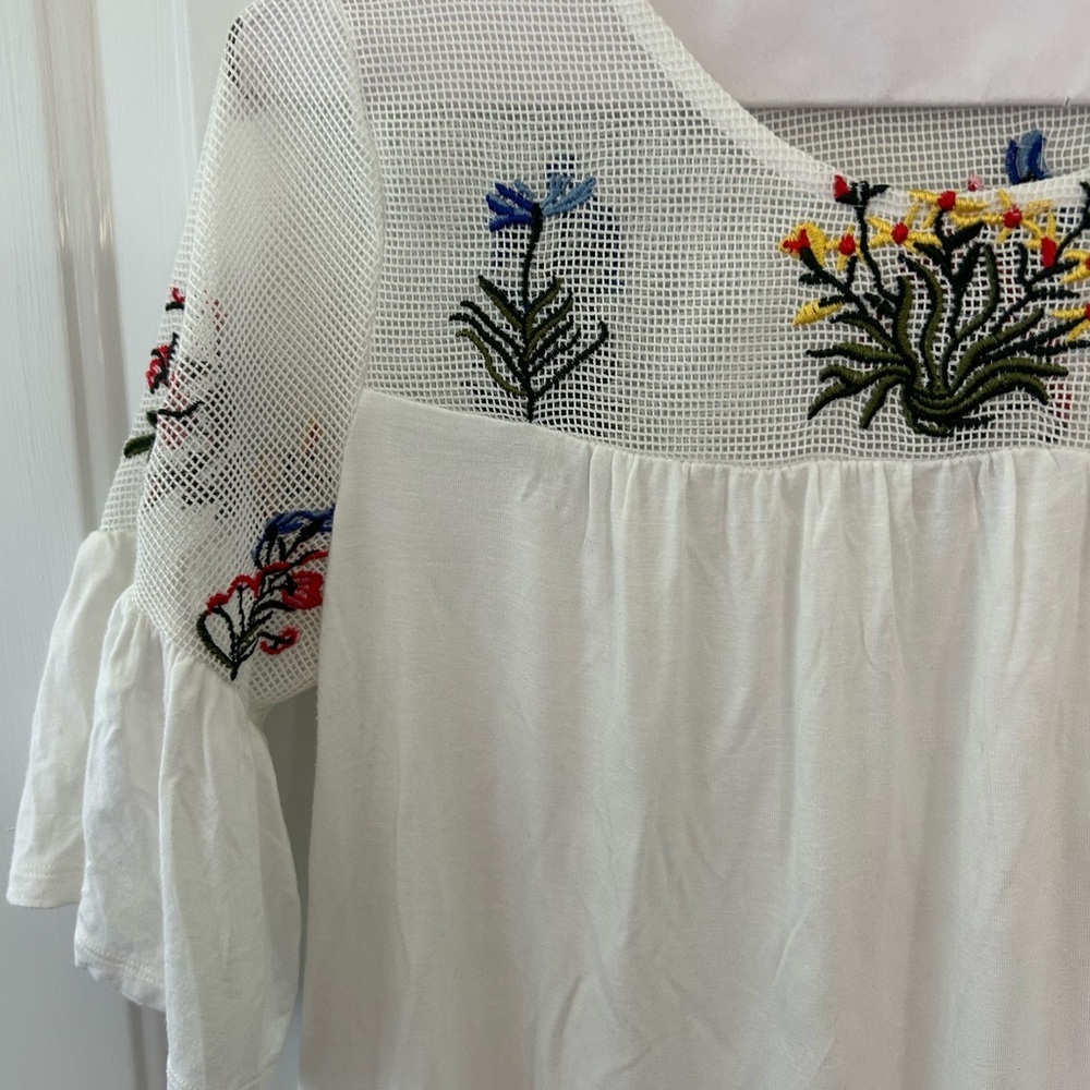White Embroidered Floral Top Tee with Bell Sleeves Size Petite Medium - Picture 12 of 12